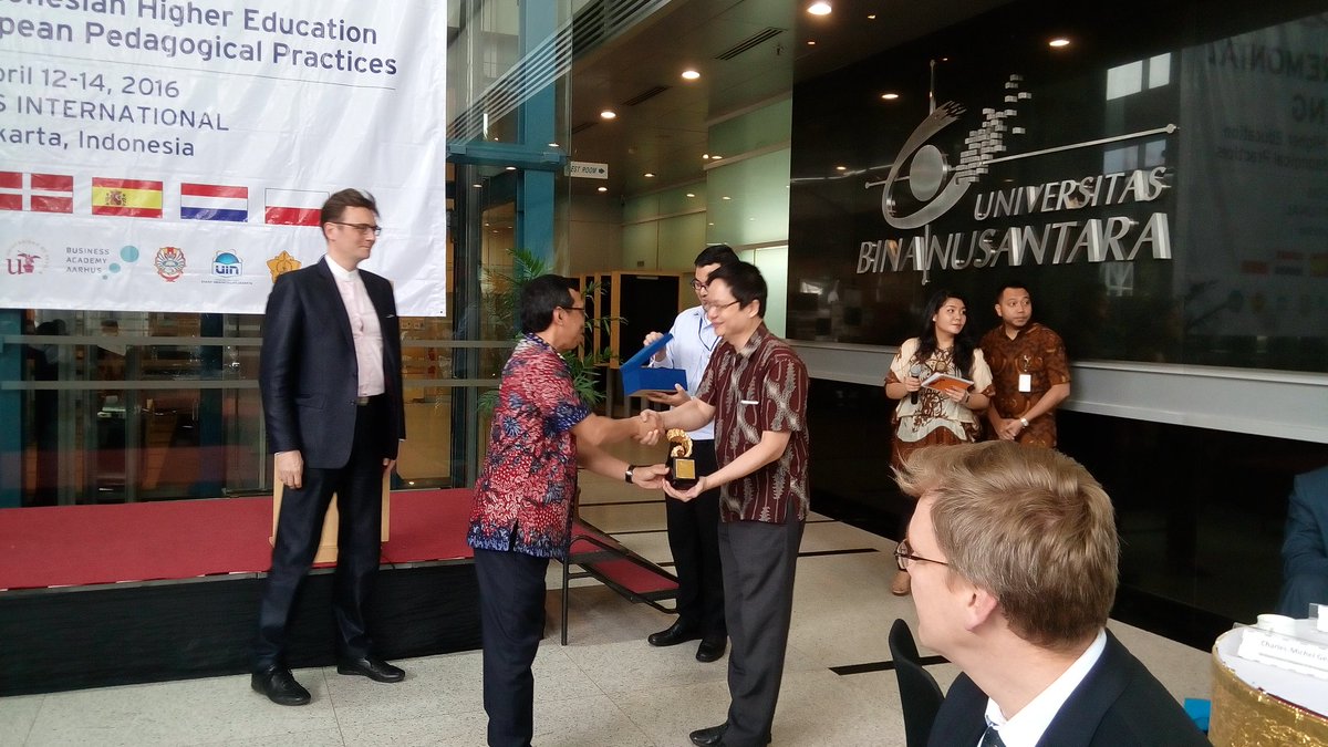 BINUSINTL's tweet photo. This is the end of the #Indoped opening ceremonial. @BINUSINTL &amp; Indoped give token of appreciation to all speakers https://t.co/qSVu94X5u6
