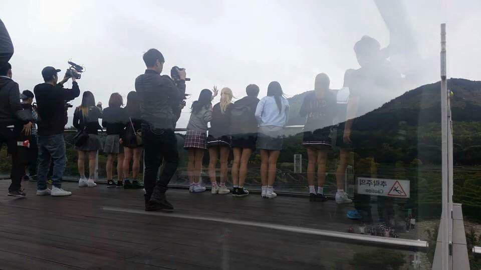 [트와이스] 제주 미로공원 촬영현장 사진(수학여행 컨셉?) | 인스티즈