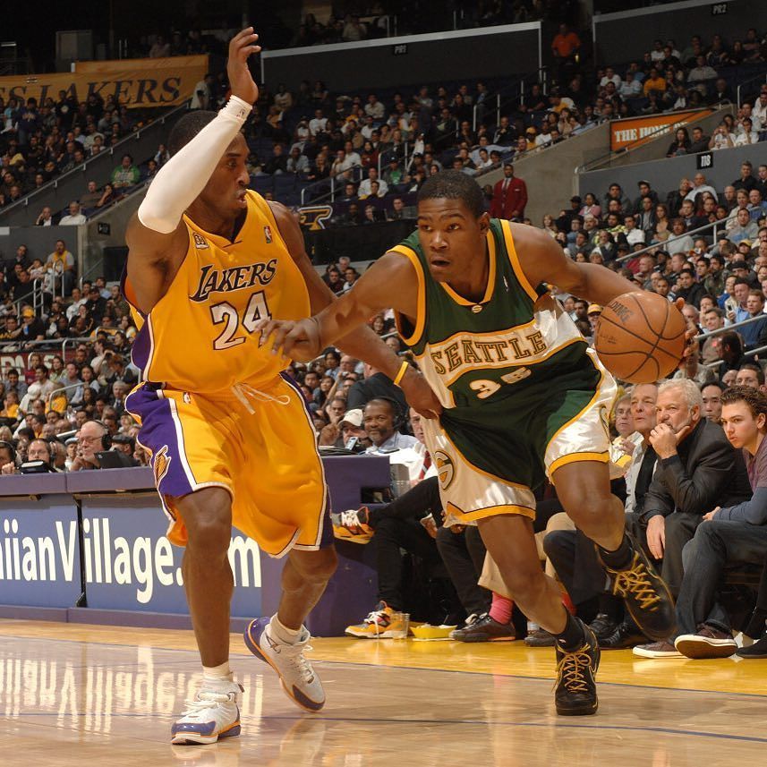 kicksonfire's tweet photo. Two of the greatest of our generation went at it for the final time today. #MambaMondays https://t.co/blwP0Ne7ho