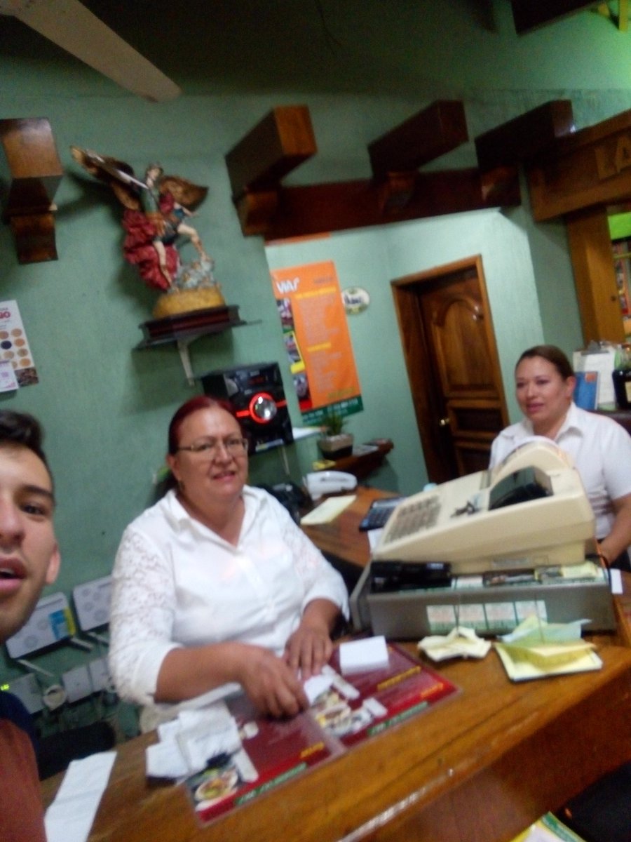 ErikaaNoemi's tweet photo. Selfie con la cajera porque #Llolo https://t.co/TJCZ1E4oIX