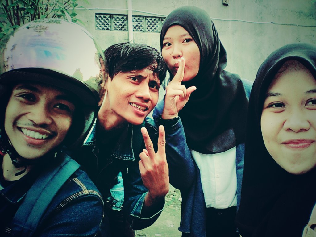 fergaoctora's tweet photo. Pada nyusul jadi ex pen, akhirnya nyari kerja bareng" haha https://t.co/kksfHlxERG