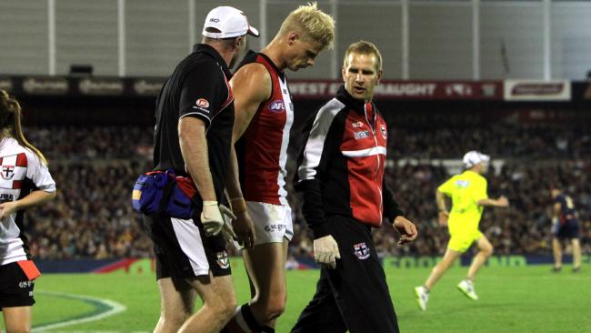 theheraldsun's tweet image. Could you pass an #AFL concussion test? Nick Riewoldt explains how stringent it is trib.al/I1vBPAl