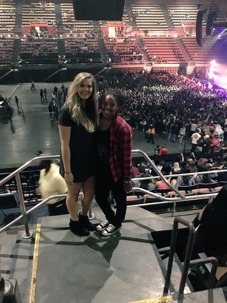 Paigee_Walker's tweet image. Getting ready to see bae @RealGEazy 💕 #WhenItsDarkOut
