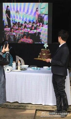 BUBBLETEAHOLIC's tweet photo. ยืนถือเค้กวันเกิดแล้วดูวีดีโอที่แฟนๆ อวยพรวันเกิด ทางทีมงานบอกว่าเซฮุนยืนดูอยู่นานมาก 🎂❤😭 #HappySehunDay  ㅠㅠㅠㅠㅜㅜㅜㅜㅜ https://t.co/MBrRkBPjBb