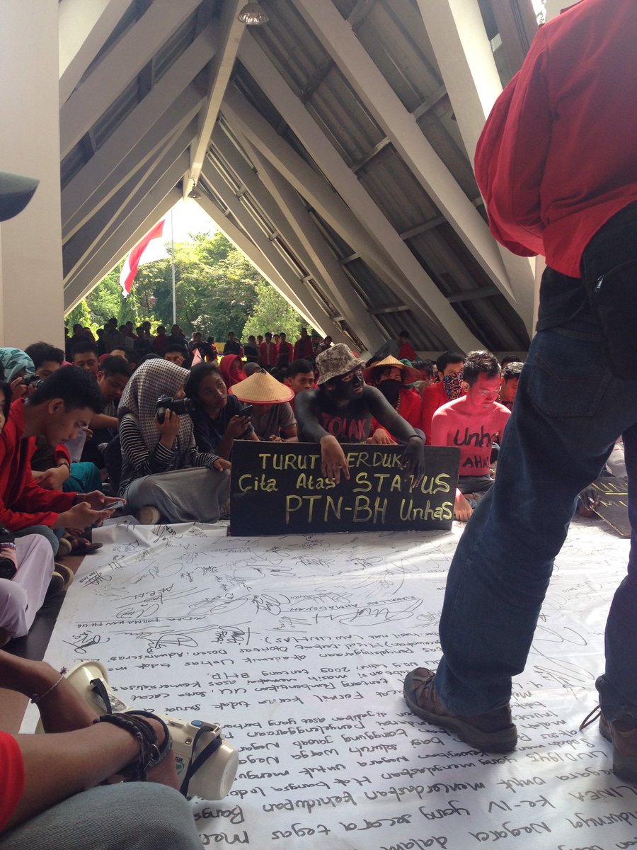 Mks-UH (12/April) telah berlangsung aksi tolak Unhas berstatus PTNBH oleh Aliansi Unhas Bersatu @bemfisip_UH