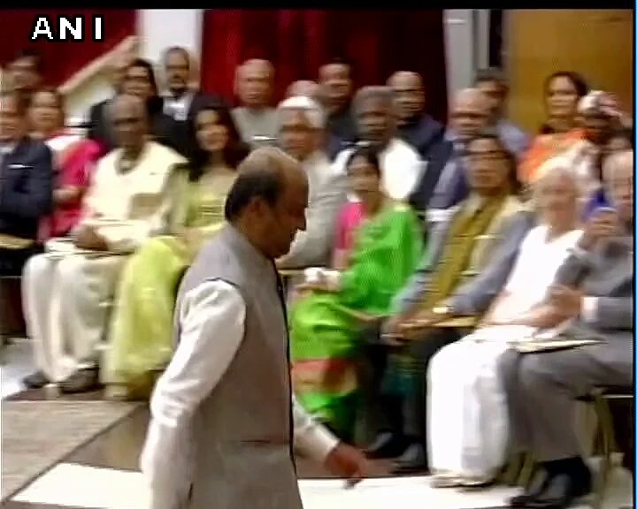 KollyBuzz's tweet photo. .@superstarrajini receives #PadmaVibhushan Award #SuperStar #Rajinikanth https://t.co/GMc6rfxUmY