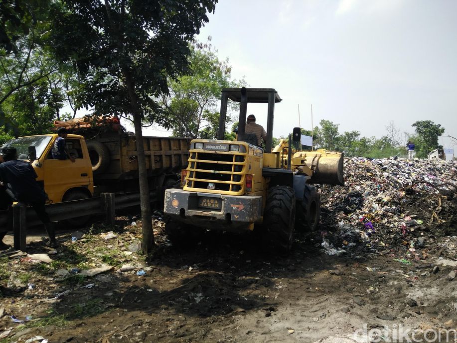 Pemkot Bandung Sebut 'Bukit' Sampah Cigondewah Tersisa 9 Ton detik.id/VIQuJa