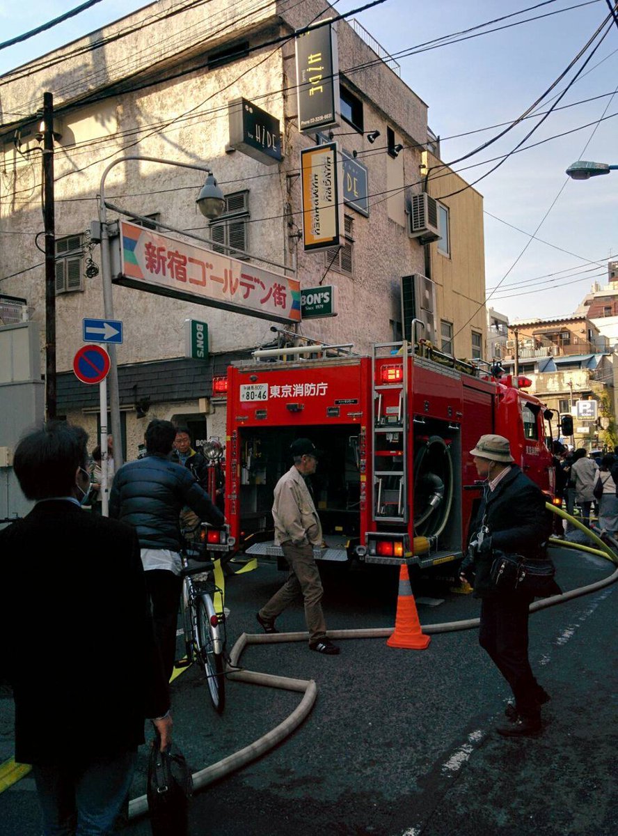 BuzzFeedJapan's tweet photo. 【UPDATE】新宿・ゴールデン街から出火…消火活動が続く https://t.co/RCqjwhRL98 https://t.co/x9KzT4OYHM