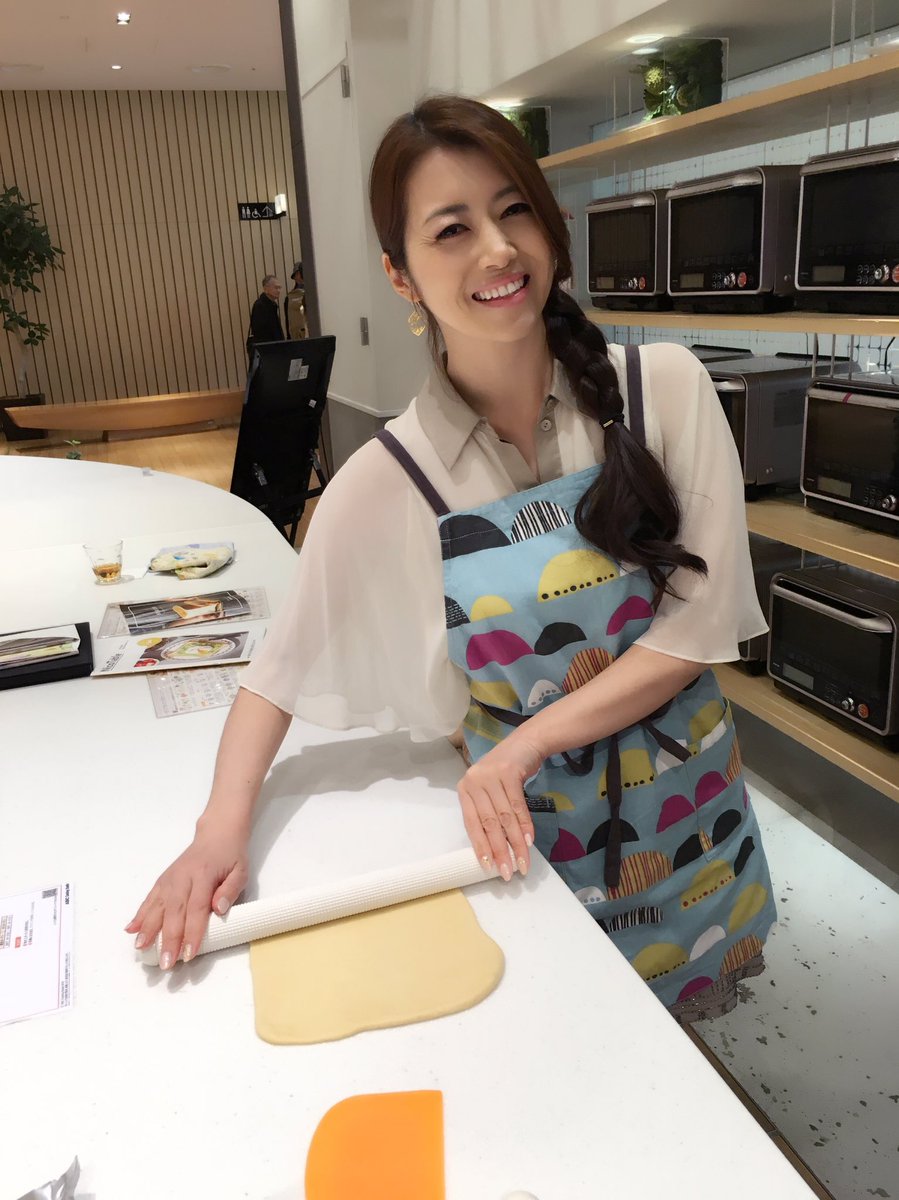 meiridasai8881's tweet photo. 白鳥美玲ちゃんとパン作ってきたよー(^_^)2人とも調理中は左側に三つ編みにまとめて、同じ髪型にしたのー。クルミと蜂蜜たっぷりのハニーナッツパン習ったヨ https://t.co/G6tFvxFgER