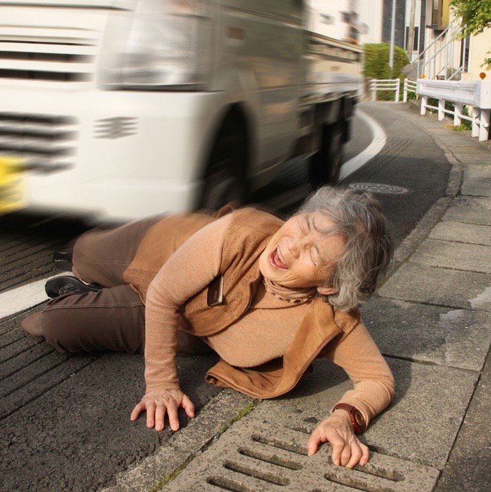 kushinon's tweet image. 都築響一さんの有料メルマガ『ROADSIDERS&apos; weekly』での僕の連載「アウトサイダー・キュレーター日記」。次回は、熊本に暮らす87歳のアマチュア写真家・西本喜美子さんをご紹介します。
彼女のセルフ・ポートレートは最高。
