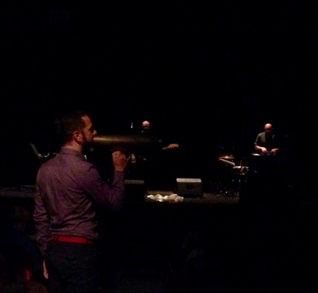 el concert d'ahir de <a href="/bradien/">Bradien</a> + <a href="/escoffet/">eduard escoffet</a> quin nivell, senyors! la foto no fa cap justícia, però sí, és un megàfon