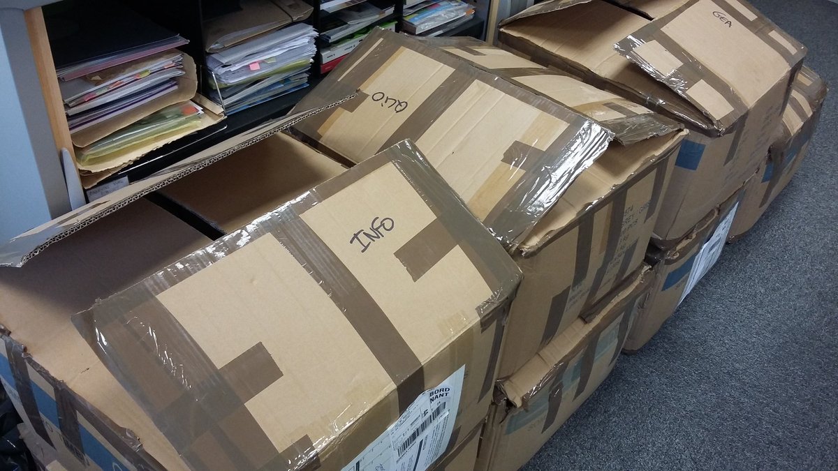 IUTNantes's tweet photo. Cérémonie diplômés #iutnantes promo 2015 : les cadeaux sont arrivés.    Rdv vendredi 22 avril pour les découvrir. https://t.co/yH9ALz2eDD