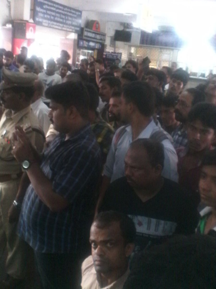 prasoonrly's tweet photo. Crowd gathers for #karnatrix #alwaye #swatchbharath @TVC138 @sunilbajpai @GMSRailway @Indianrlyinfo @sudeesh73 https://t.co/LOW3Sli5N2