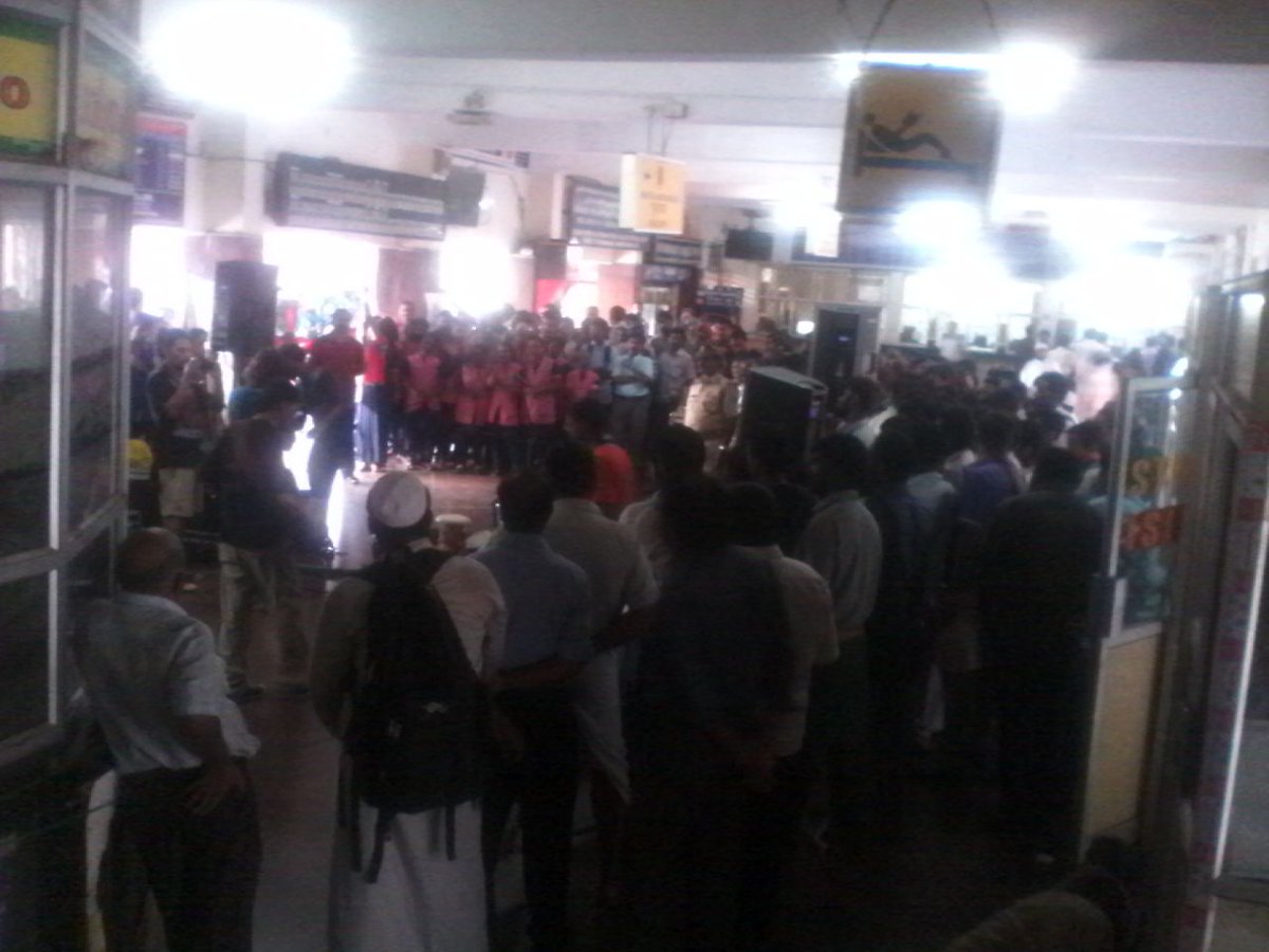 prasoonrly's tweet photo. Crowd gathers for #karnatrix #alwaye #swatchbharath @TVC138 @sunilbajpai @GMSRailway @Indianrlyinfo @sudeesh73 https://t.co/LOW3Sli5N2
