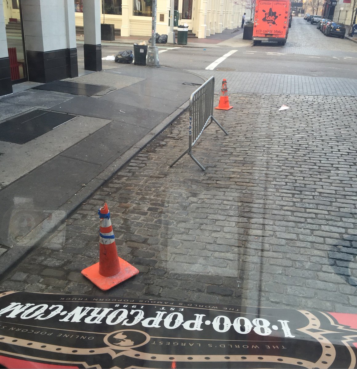 popcorntruck's tweet photo. #DavidBlackstone #1800popcorn @1800popcorn #newyorkpopcorntruck Things you do to save a spot for a food truck in NYC https://t.co/x66SFadule