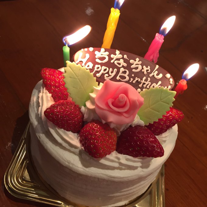 さっきまで「もうすぐ誕生日やけんなんかください〜！」とねだってたところに😭  めっちゃ嬉しい😭ケーキ🍰驚きすぎて吹き消すタイミングわからんごとなったし😂 https://t.co/l2DtJ50jD8