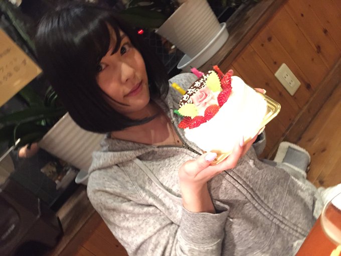 さっきまで「もうすぐ誕生日やけんなんかください〜！」とねだってたところに😭  めっちゃ嬉しい😭ケーキ🍰驚きすぎて吹き消すタイミングわからんごとなったし😂 https://t.co/l2DtJ50jD8