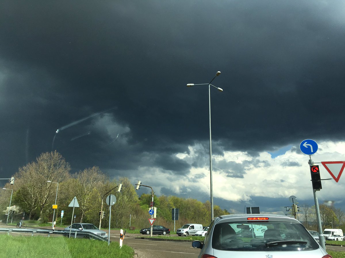 MarioDiBenedet6's tweet photo. Hagelsturm über s-Stammheim. Mein Auto!!!!!! #Stuttgart @stuttgarttweets https://t.co/qrUTroHWiE
