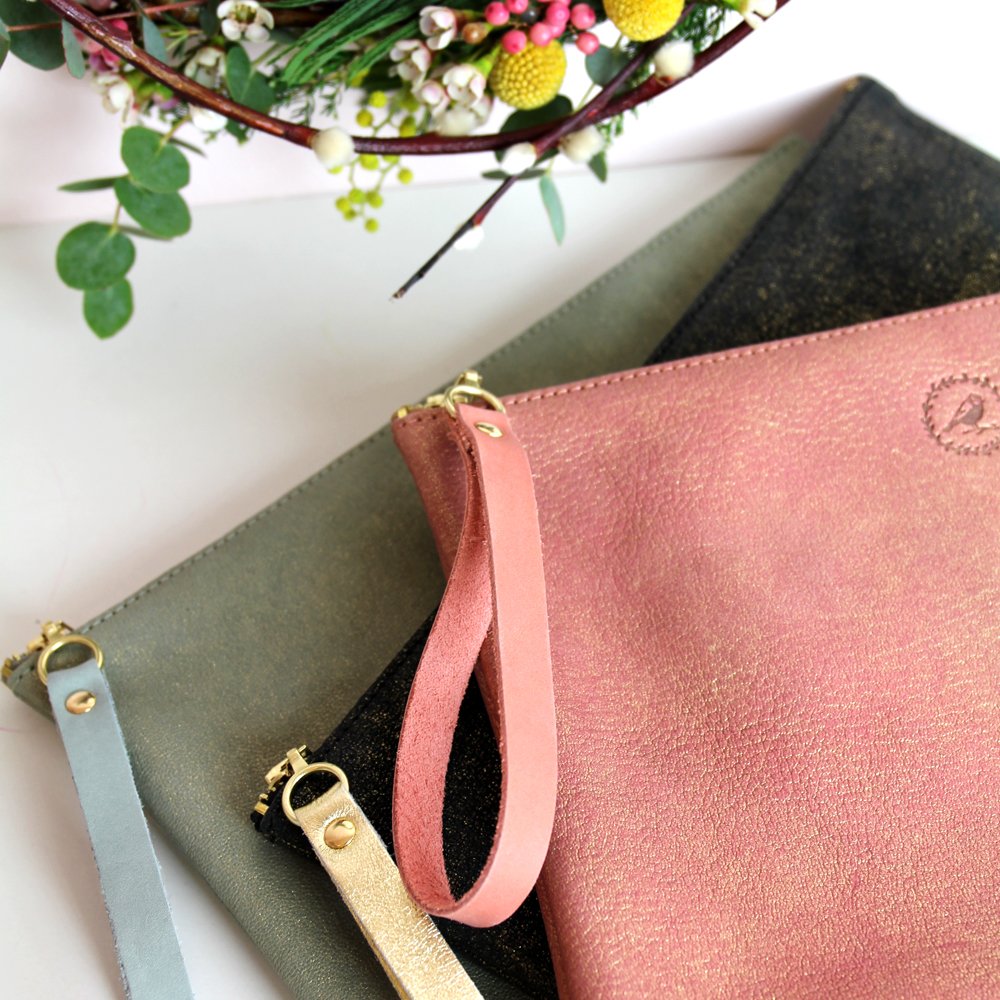 AnneOAngla's tweet photo. #DitOui #Mariage Sélection accessoires pour les cérémonies. #BarnabéAimeLeCafé #MadeInFrance #pochette #broche #cuir https://t.co/vhtzkpYGCy