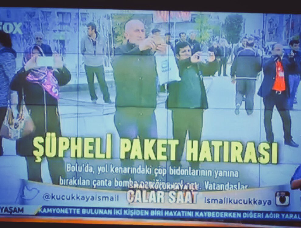 ceyhunyilmaz's tweet photo. Kafa tamamen ve topluca gitti!
"Şüpheli paketi" bomba zannedip fotoğraf çektirdiler (selfie) https://t.co/AlM2XX4YA1
