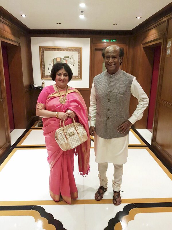 behindwoods's tweet photo. Look at that stance! #StyleStyleDhaan #PadmaVibushanRajinikanth https://t.co/up8dYqSEpW