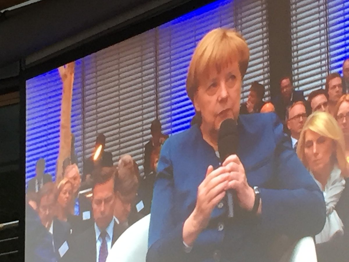 Bitkom_I40's tweet photo. Dr. Merkel gratuliert Plattform #industrie40 zur Standardisierung mit Industrial Internet Consortium #FoGip https://t.co/loH0jOLyRk