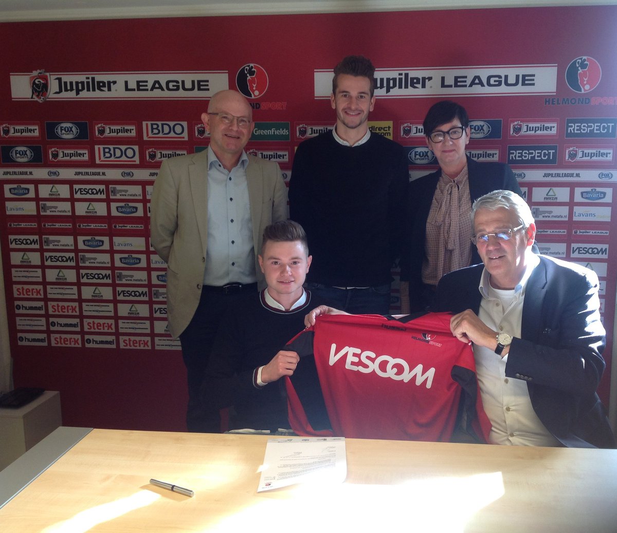 HelmondSport's tweet photo. Sam Strijbosch heeft vanochtend zijn handtekening gezet onder een tweejarig contract bij Helmond Sport. #OnzeClub https://t.co/AvuzZcjj9T