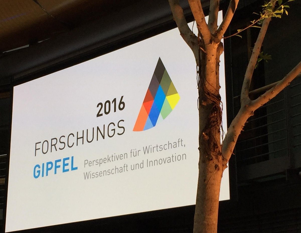 Bitkom_I40's tweet photo. #FoGip diskutiert mit Merkel wie junge digitale Unternehmen als Start-up auf den grünen Zweig kommen #industrie40 https://t.co/7PX2uq3gnH