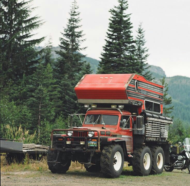 GojiBackpacker's tweet photo. Campervan? Nahhhh. Got better than that lorrr. (1/2) https://t.co/IeHA0FTo6Y