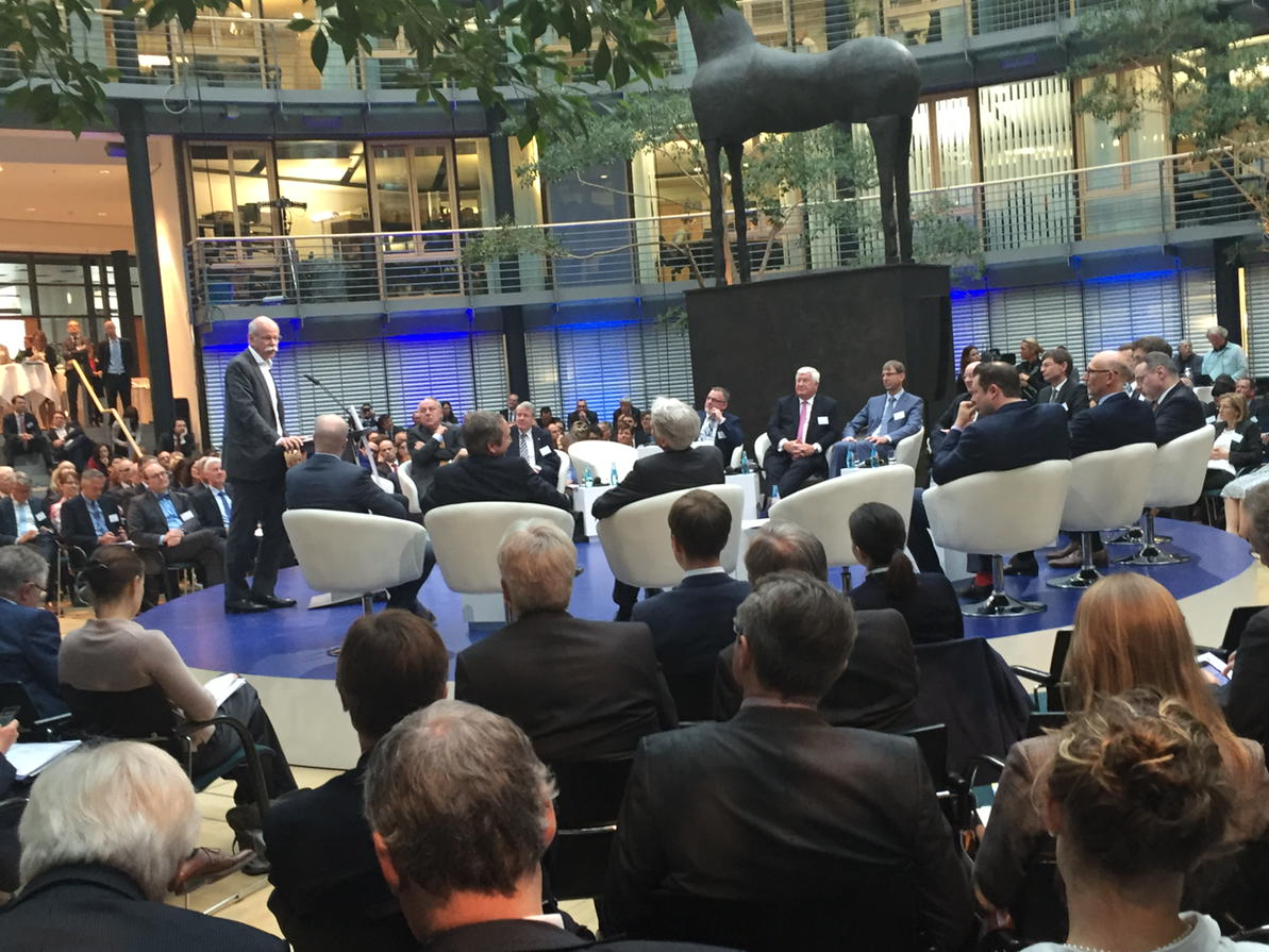 Bitkom_I40's tweet photo. Dr. Zetsche - "wir empfinden Digitalisierung als größte Bereicherung seit der Erfindung des Automobils" #FoGip https://t.co/HGElXPbagS