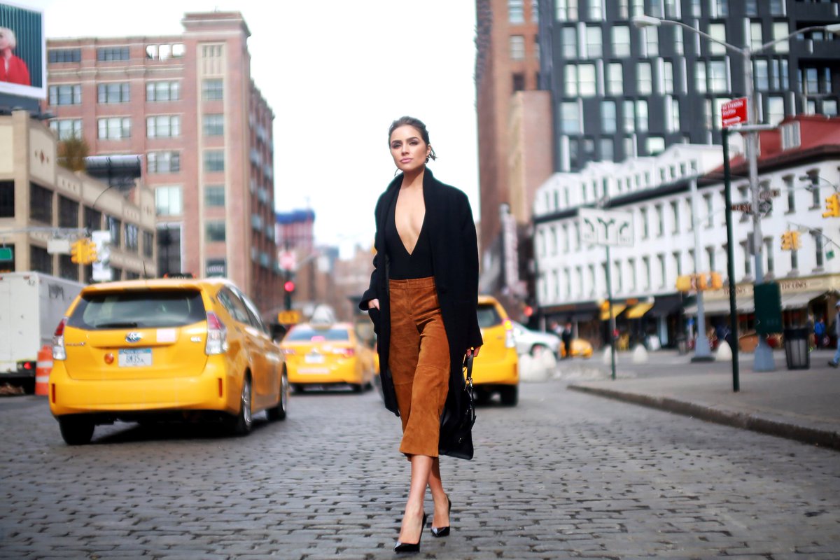 WWWOWWWME's tweet photo. Ever wondered how Olivia Culpo manages to always look flawless? Here's her style philosophy: https://t.co/rJqbpQKrxo https://t.co/HfgOcppPuT