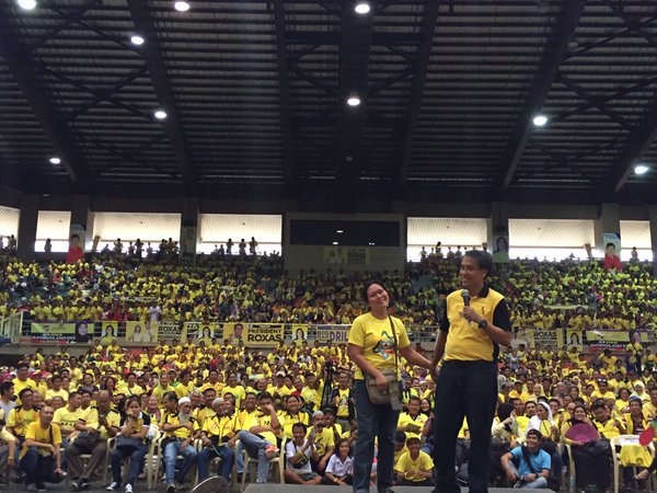 BayangMatuwid's tweet photo. Si Aling Marlen, 4Ps benificiary ay halos maiyak ng marinig kay @MARoxas na hindi sya pababayaan ng Daang Matuwid. https://t.co/pbyTqVGjgd