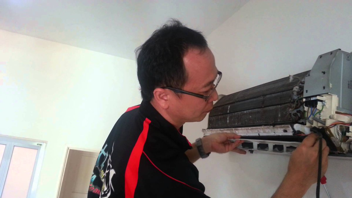 ACServiceCenter's tweet image. Let our technician fix your #ACIssue While you Sit Back &amp;amp; Relax Affordable pricing, bit.ly/1NmfZ1H