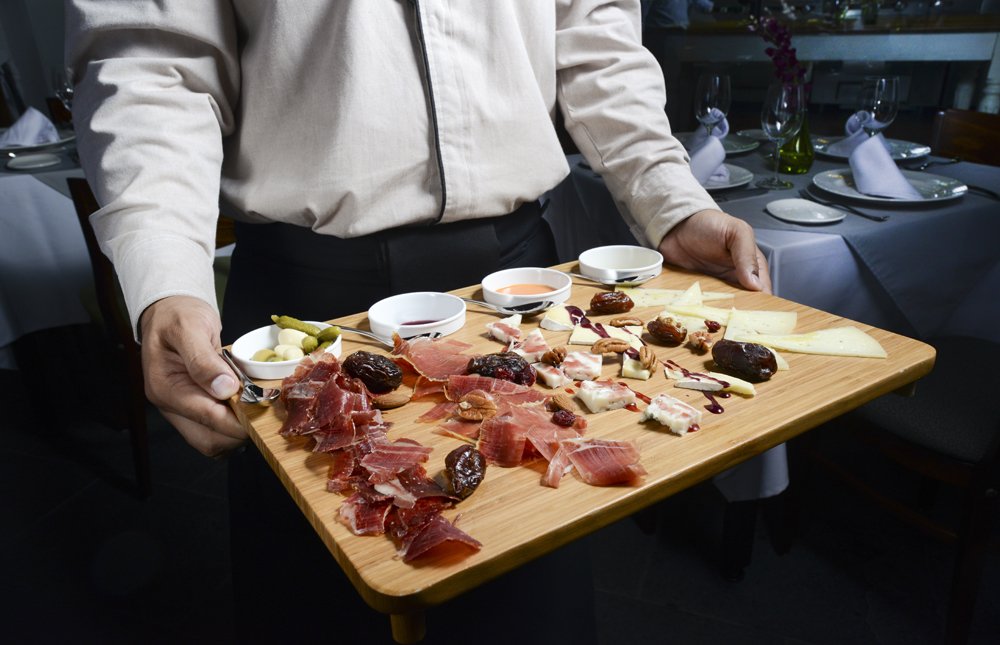 Muy pronto podrás deleitarte con la mejor selección de quesos y jamones ibéricos... solamente en SINAIA.