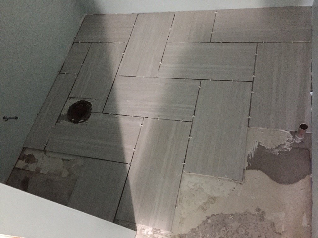 CraftyEsquire's tweet photo. Not bad for my first solo attempt at #bathroom #tile I think I can I think I can! #DIY #homeimprovement https://t.co/2ITfUSddVl