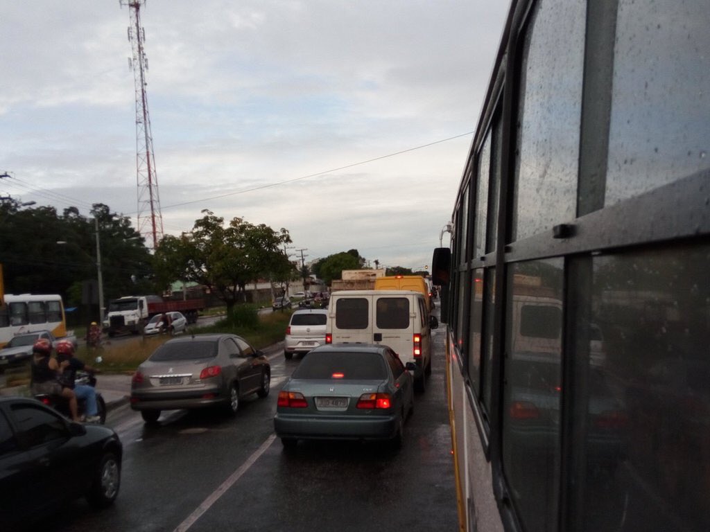 TransitoBelem's tweet image. Engarrafamento em frente à Celpa, na Augusto Montenegro, sent.Icoaraci-centro. (Via @engalmir)