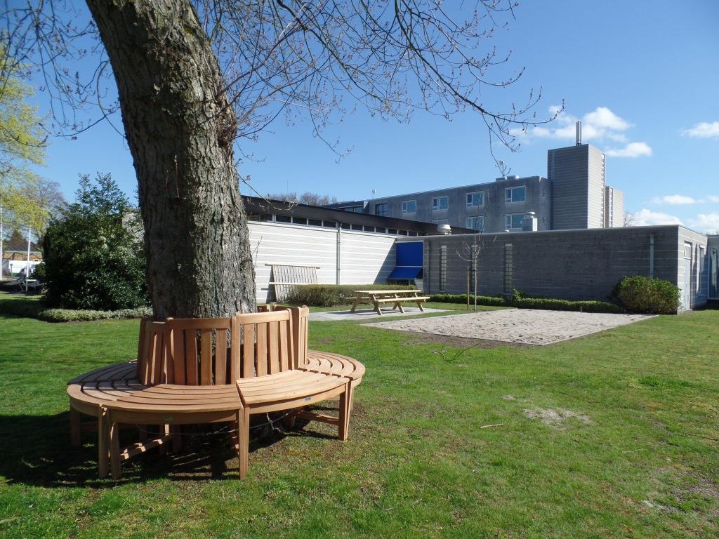 St_Valkenhof's tweet image. Houthandel Daams schonk een mooie &apos;boombank&apos; en een picknicktafel voor onze #beleeftuin #taxandria DANK!