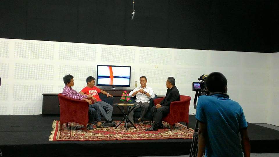 relawanmudabkl's tweet photo. Talk show di Esa Tv dgn tema "bekerja dan berbagi dengan hati. Semoga kerjasama ini dapat berkelanjutan. https://t.co/nd3VYcNt04