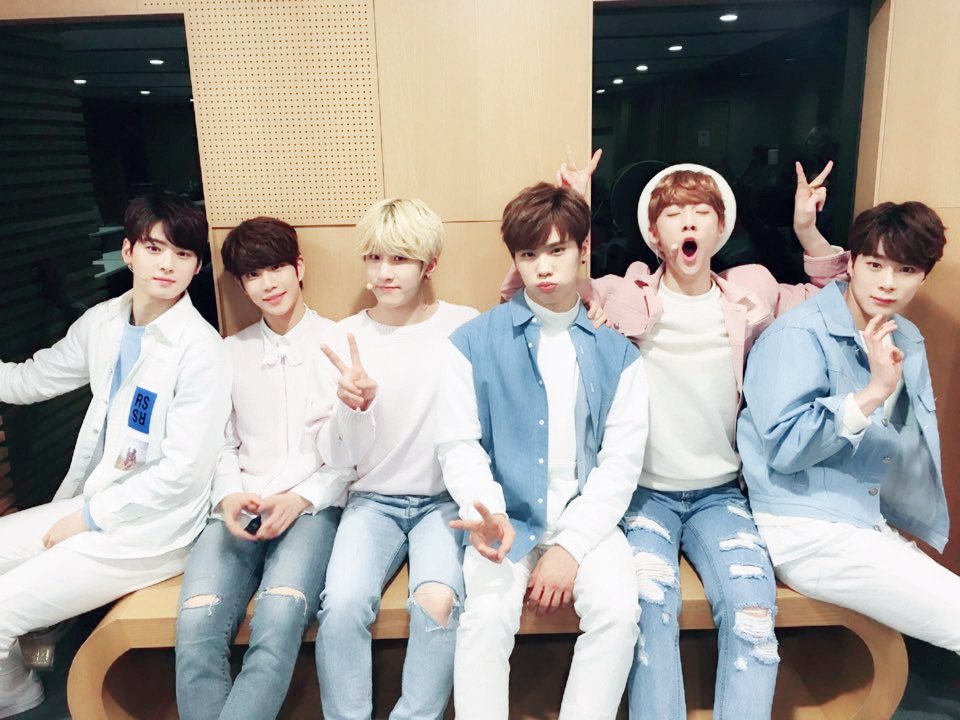 [#아스트로] 잠시 후 9시부터 아스트로가 출연하는 #해요TV 가 방송됩니다😇 해요TV는 해요앱과 imbc youtube 실시간 라이브로 시청하실 수 있습니다!♡ youtu.be/GcNdwX3d6Uc