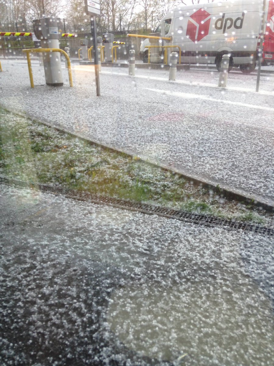 Gemeau_55's tweet image. Très joli orage accompagné de son averse de grêle #pauserepas #metz