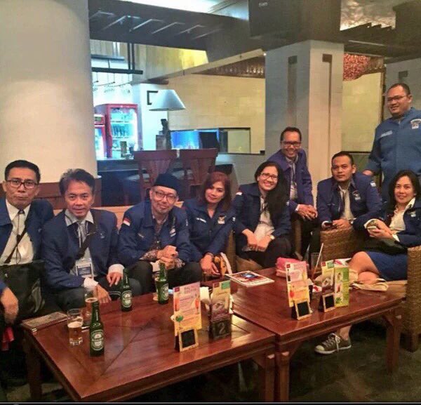 Pak laporan nih pak ada yang minum miras, apakah palsu fotonya? Lol <a href="/RoySuryoWatch/">Roy Suryo Watch</a> <a href="/temanAhok/">Teman BTP</a>