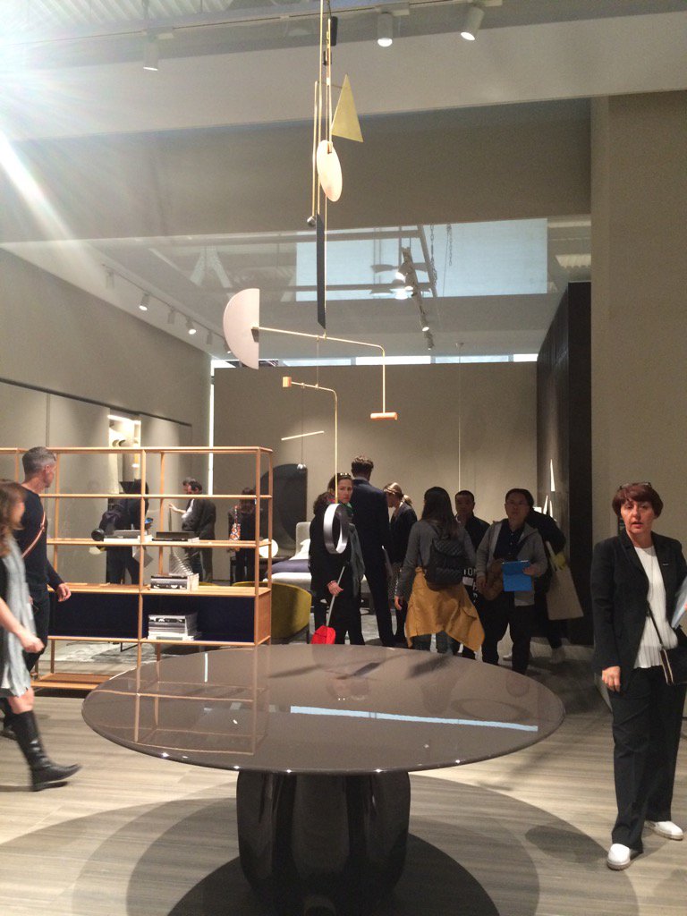 Chic et élégant chez Molteni la suspension au dessus de la table est remplacée par un mobile ...j'adore !