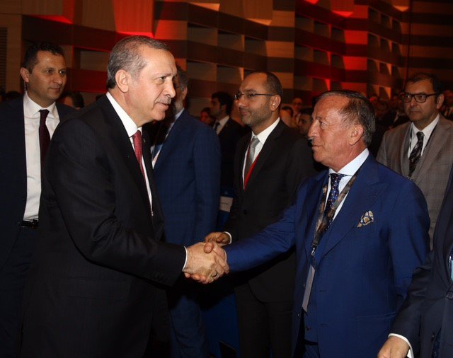 Kentsel Dönüşüm ve Akıllı Şehirler Zirvesi'nde Ali Ağaoğlu, Sayın Recep Tayyip Erdoğan ile bir araya geldi.