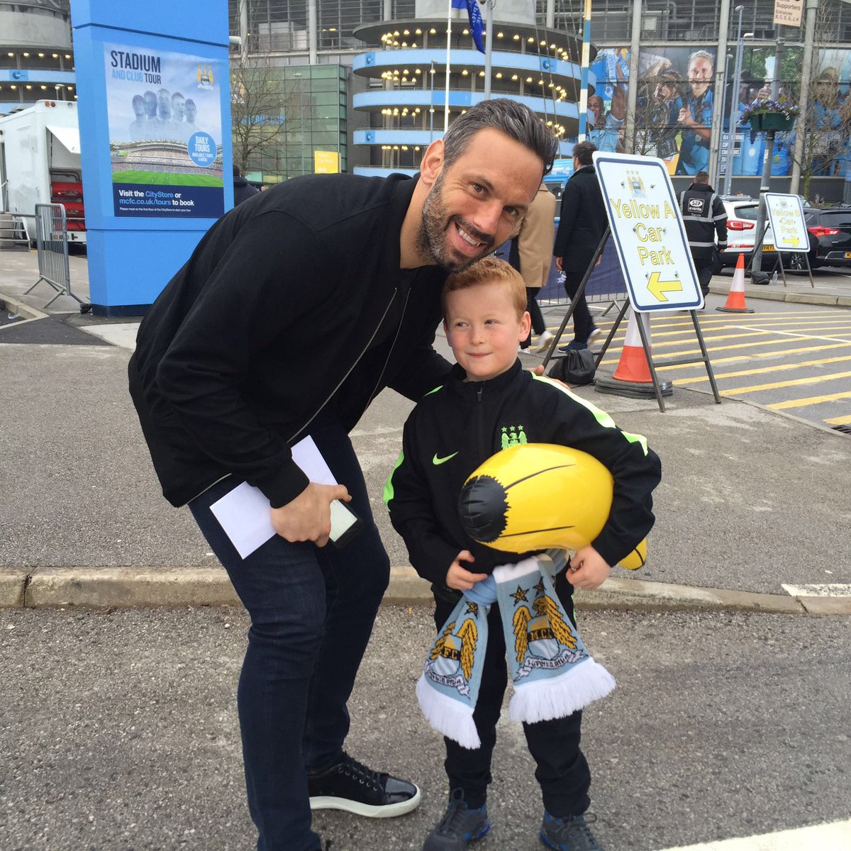 BMRising's tweet photo. AW! Manchester City's mascot looks SO HAPPY to get a photo before the game with Braydon! 😂 😂 https://t.co/7IVU5RCaAD