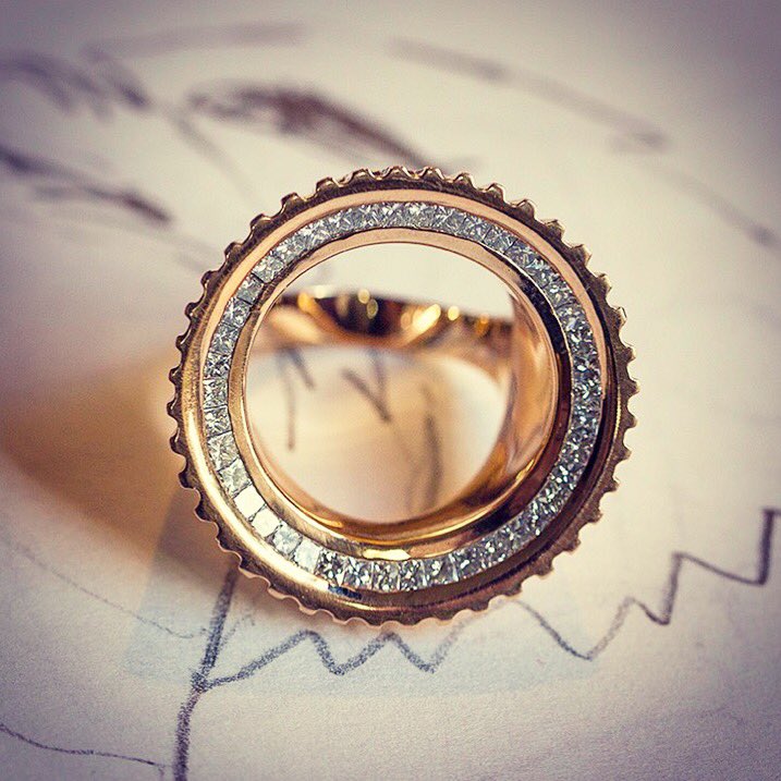 HannahMLondon's tweet photo. Empty Sovereign Ring. HM. #SovereignRing #RoseGold #Diamond #DontBeShy #JewellryDesign #MadeInLondon #Handmade https://t.co/l0UGFrYGxx