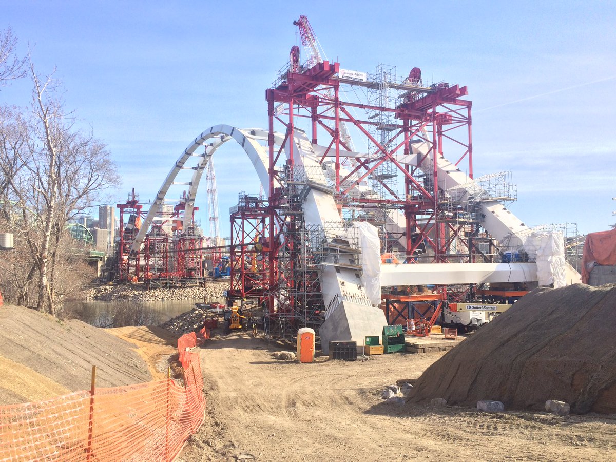 dinothespaceman's tweet photo. @Walterdalebridge being raised to full height today! Lift to take 8 hours to final 54m height. #yeg #globaledmonton https://t.co/H8VPhUo4yn