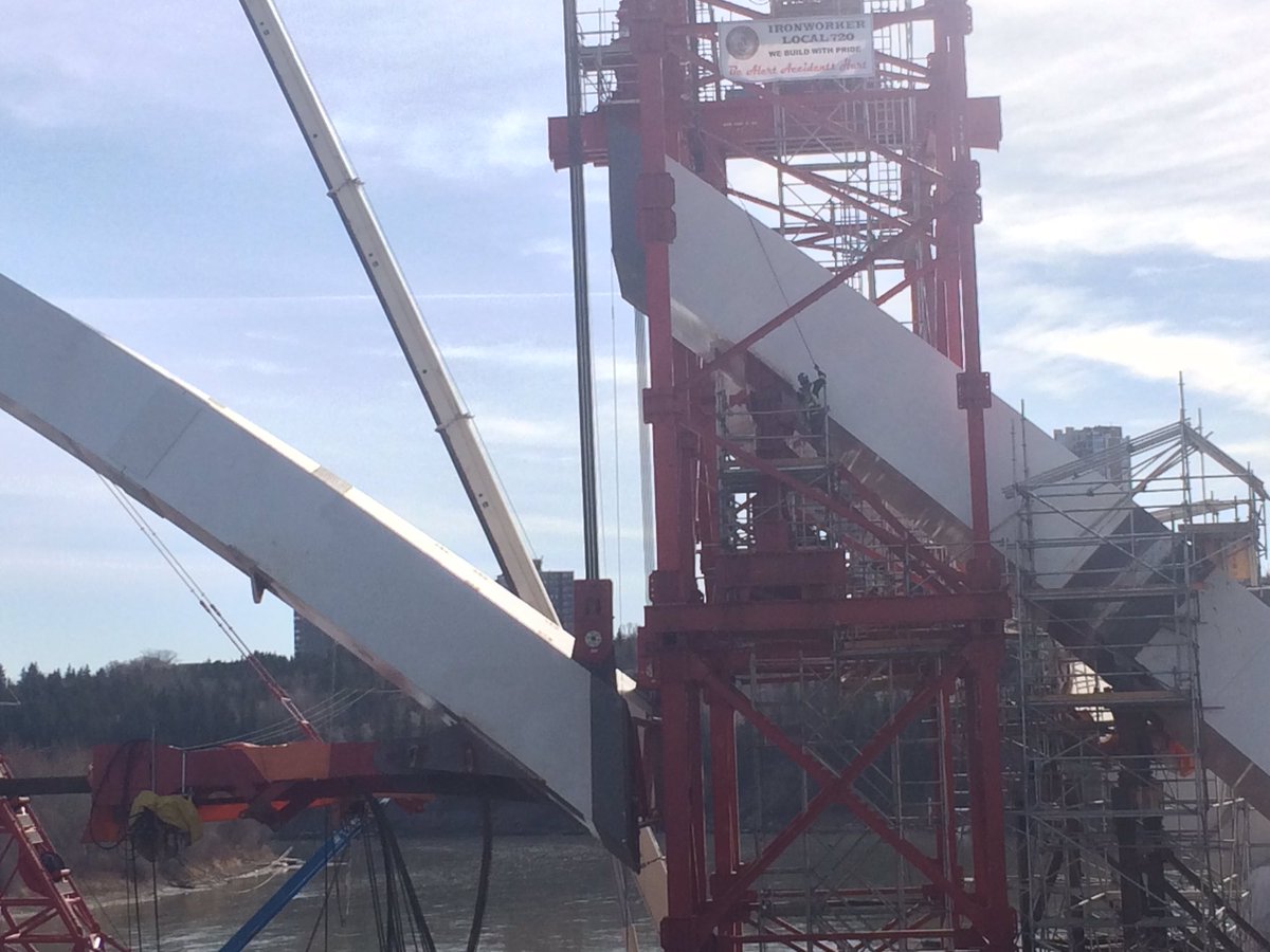 dinothespaceman's tweet photo. @Walterdalebridge being raised to full height today! Lift to take 8 hours to final 54m height. #yeg #globaledmonton https://t.co/H8VPhUo4yn