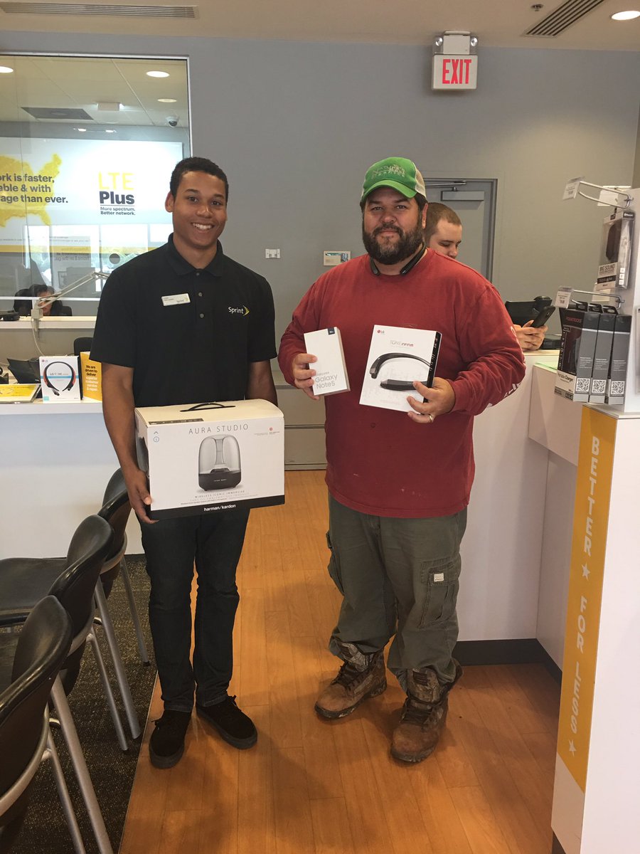 Sprint Store 825 tweet media