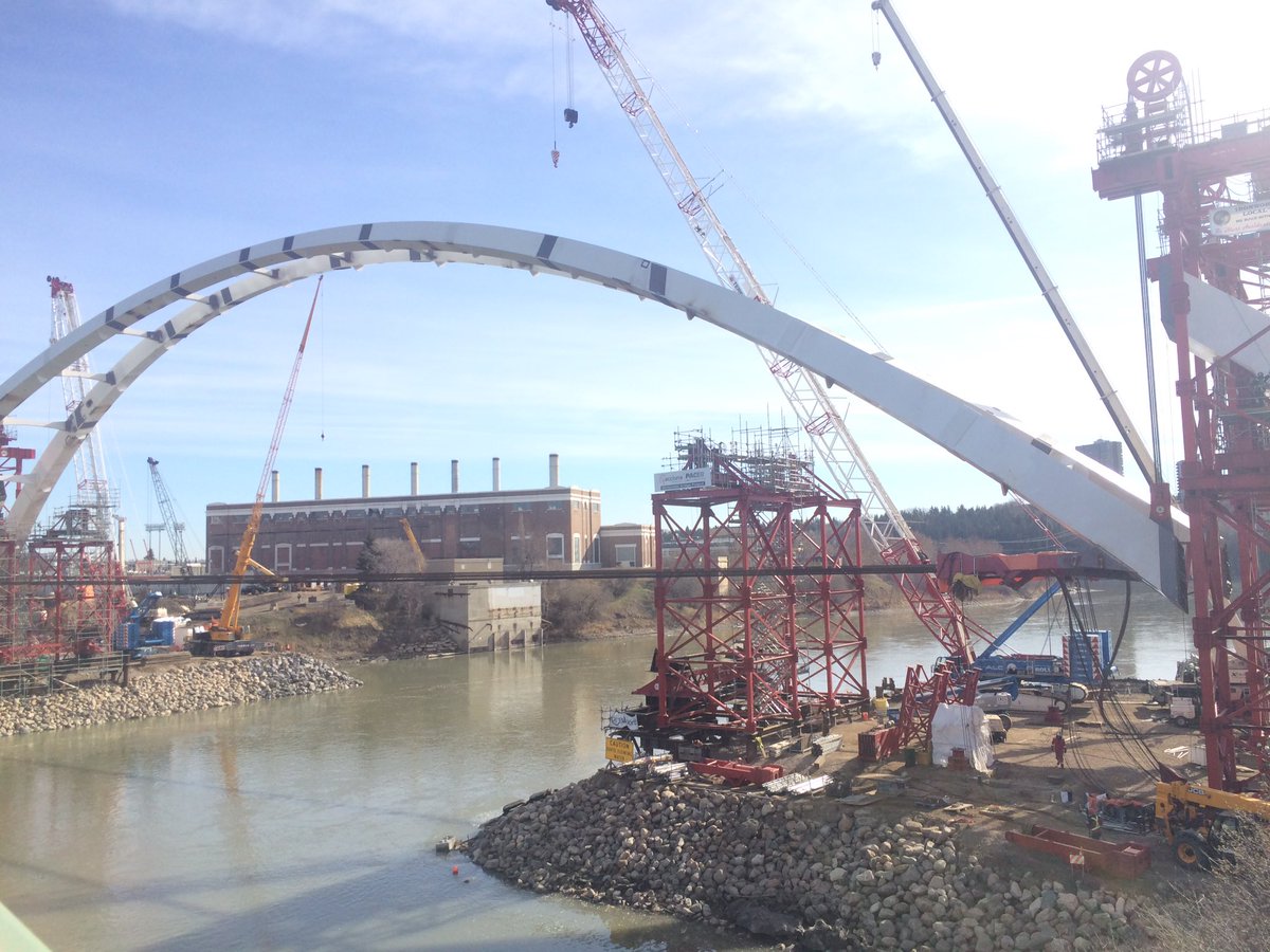 dinothespaceman's tweet photo. @walterdalebridge lift by the numbers: 2000t or 4.5 Mil. Lbs, 150m long, lift of 20m. #yeg # globaledmonton https://t.co/vRxHnlhUg3