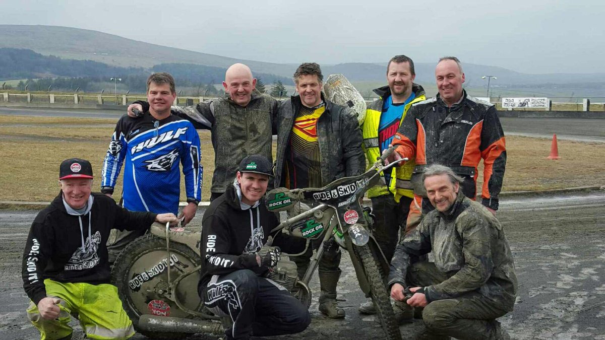Pleasure to have <a href="/carlfogarty/">FOGGY   MBE</a> and gang with us today <a href="/BuxtonHitmen/">Buxton Hitmen</a> speedway! #cakedinmud #speedway